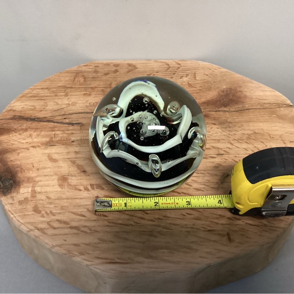 ⚫️ Vintage & Beautiful - Black & White Blown Glass Art Sphere Paperweight Decor - Picture 8 of 10